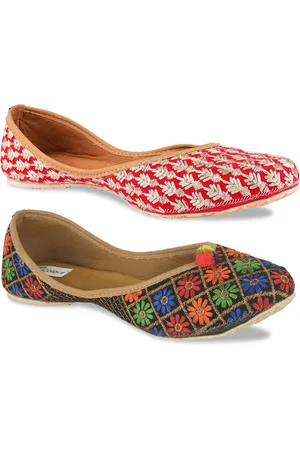 DESI COLOUR Women Pack Of 2 Embroidered Ethnic Mojaris