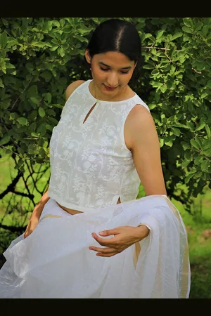 Chidiyaa Women White Handprinted Pure Cotton Saree Blouse