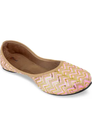 DESI COLOUR Women Pink Ethnic Mojaris