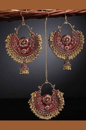 Arrabi Gold-Toned & Red Oxidised Kundan Tika & Earrings Set