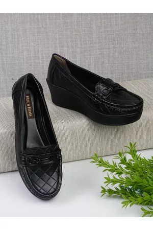 Flat n Heels Women Textured Heeled Loafers