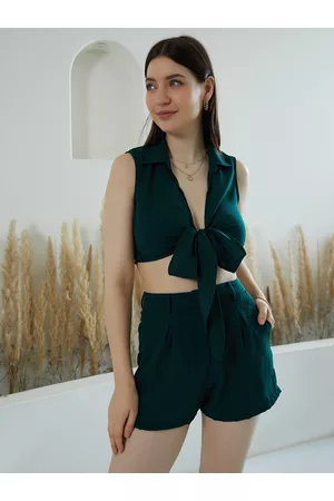 Berrylush Women Solid Sleeveless Top with Shorts