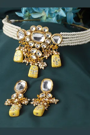karatcart Gold-Plated Kudan-Studded & Beaded Jewellery Set
