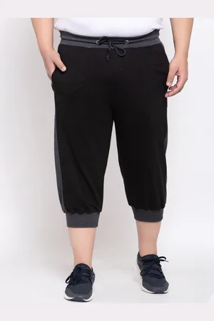 Pluss Men Black Solid Three-Fourth Length Shorts