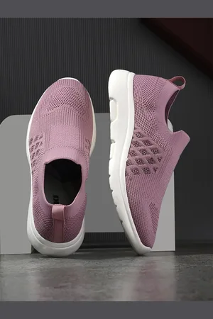 Yuuki Women Textured Slip-On Sneakers