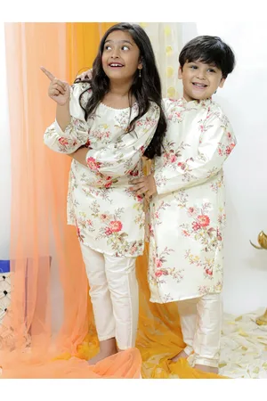 Vastramay Girls Floral Printed Puffed Sleeves Gotta Patti Kurta with Trousers
