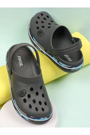 NEOZ Men Grey & Blue Printed Rubber Clogs