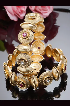 karatcart Set Of 2 Gold-Plated Pink & White Kundan Floral Rajwadi Bangles