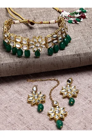karatcart Gold-Plated Green Kundan Studded Choker Necklace Earring & Maang Tika Set