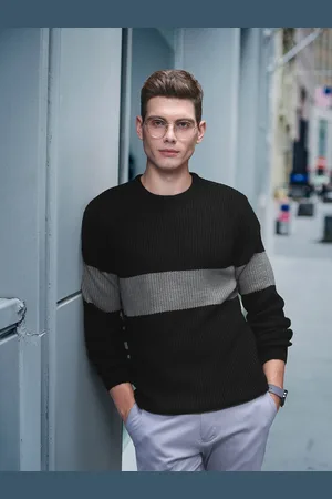 Invictus Men Black & Grey Colourblocked Pullover
