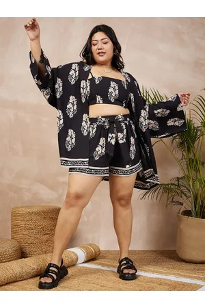Berrylush Black & White Plus Size Floral Printed Crop Top & Shorts with Shrug