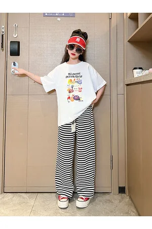 Stylecast Girls White Printed Pure Cotton T-shirt with Pyjamas