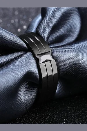 VÌEN Men Titanium Plated CZ-Studded Finger Ring