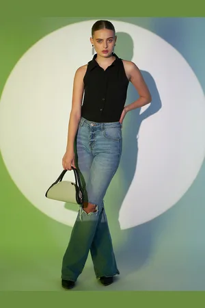 Berrylush Black Solid Sleeveless Casual Shirt