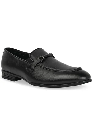 Regal Men Textured Buckle Detailed Leather Formal Loafers