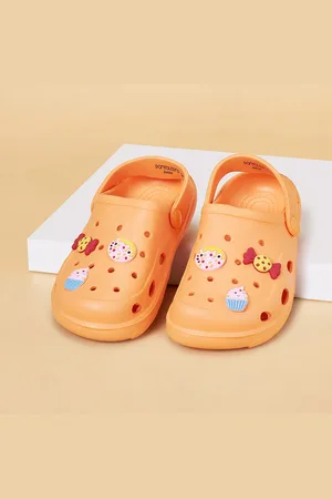 Pantaloons Girls Self Design Applique Detail Clogs