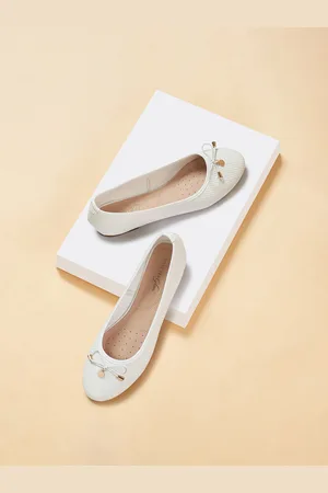 Pantaloons Textured Round Toe Bows Ballerinas