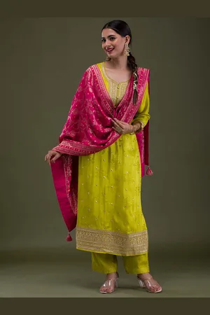 Koskii Women Ethnic Motifs Embroidered Regular Kurti with Trousers & With Dupatta