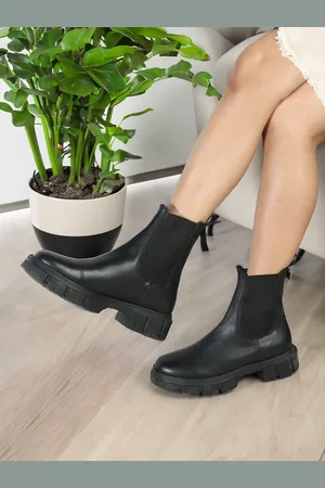 Elle Women Heeled Mid-Top Chelsea Boots