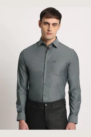 The Bear House Men Solid Tailored Fit Spread Collar Casual Shirt