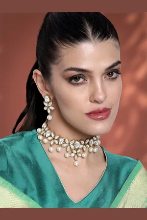 Peora Golden & White Kundan Stone Studded Gold-Plated Traditional Jewellery Set