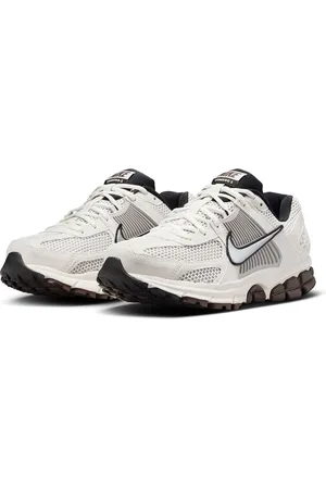 Nike Women Zoom Vomero 5 Sneakers