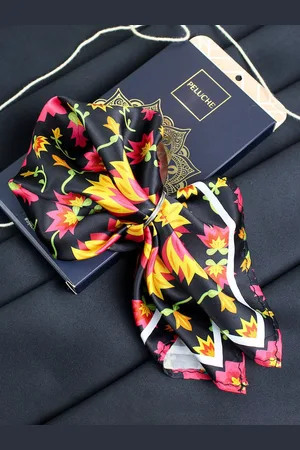 PELUCHE Men Petals in Paradise Ensemble Pocket Square