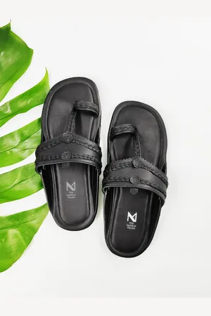 THE MADRAS TRUNK Men Black Embellished One Toe Kolhapuri Flats with Laser Cuts