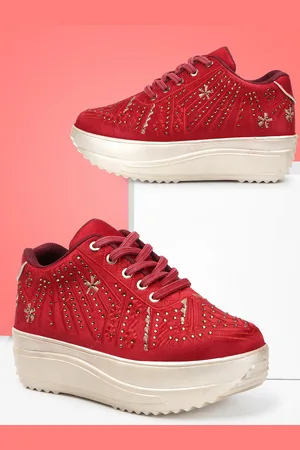 Vendoz Women Textured Round Toe Lightweight Patent Leather Sneakers