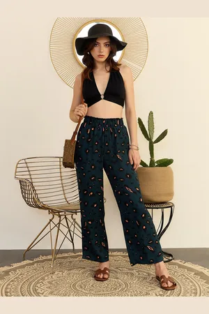 Berrylush Styled Back Crop Top