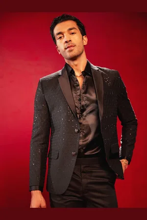 Vastramay Men Embroidered Slim Fit Single Breasted Blazers