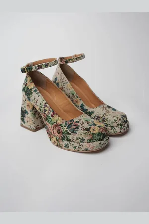 Theater Printed Round Toe Textile Block Heeled Pumps