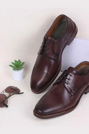 Metro Men Formal Textured Leather Derby Shoes