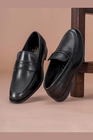 Red Tape Men Textured Round Toe Formal Loafers