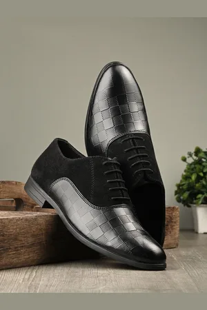 Invictus Men Textured Round Toe Leather Formal Derbys