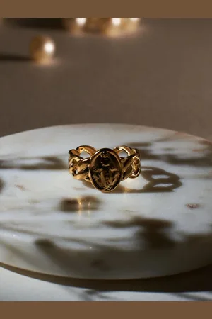 Salty Colossus Oval Shaped Finger Ring