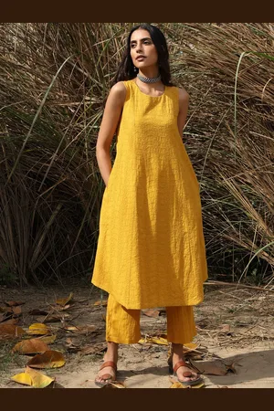 trueBrowns Floral Embroidered Regular Thread Work Kurta with Trousers