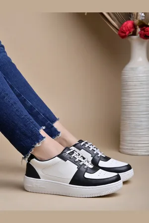 Shoetopia Women Colourblocked Sneakers