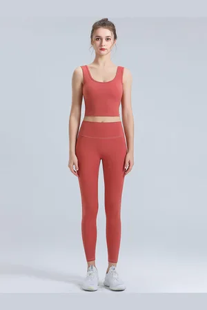 LULU & SKY Women Scoop Neck Solid Sports Crop Top