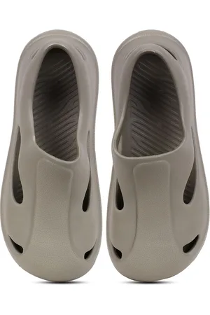 CASSIEY Women Self Design Lightweight Clogs
