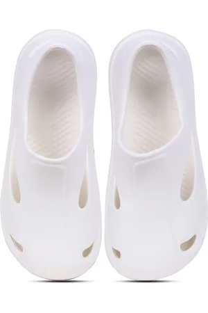 CASSIEY Women Self Design Lightweight Clogs