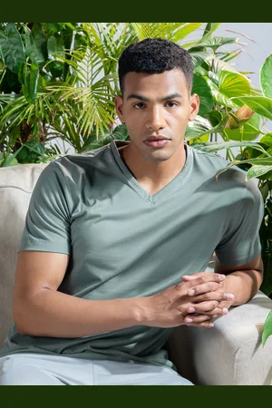 DaMENSCH Breeze Ultralight V-Neck Solid T-Shirt