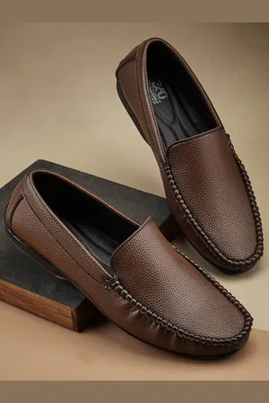 Duke Men Textured Round Toe Loafers