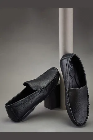 Duke Men Textured Round Toe Loafers