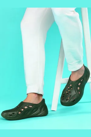 PARAGON Men Textured Rubber Clogs