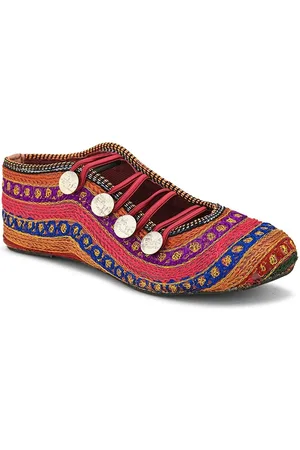 Apratim Women Embellished Mojaris
