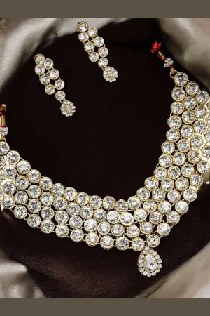 OOMPH Kundan Studded Jewellery Set
