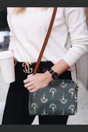 THE CLOWNFISH Percy & Isla Women Ethnic Motifs Printed Shopper Handheld Bag with Tasselled