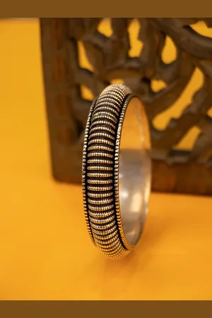 Shyle 925 Oxidised Intricate Line Sequence Embossed Bangle