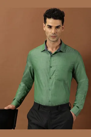 Invictus Men Original Cutaway Collar Solid Cotton Formal Shirt